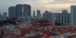 日落飞行在新加坡城著名的中国城屋顶交通街道空中自上而下全景4k
