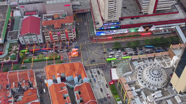 飞行飞越新加坡城著名的中国城屋顶交通街道高空俯视图4k