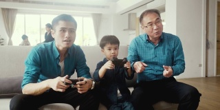 爷爷，爸爸和儿子一起玩电子游戏