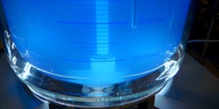 实验室搅拌器由叶轮将蓝色溶液混合在一个大烧瓶中