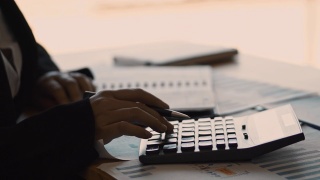 商务女性使用计算器工作财务数据分析计算账单预算的新项目视频素材模板下载