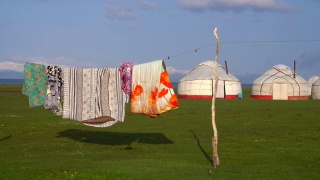 吉尔吉斯斯坦宋科尔湖的游牧帐篷，被称为蒙古包视频素材模板下载