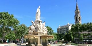 广场的喷泉在N?mes。法国。