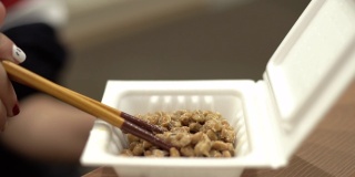 用筷子吃纳豆