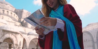 美丽的年轻女孩看着伊斯坦布尔的地图