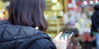 年轻女子在旅行中探索城市地图