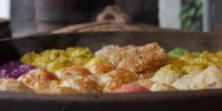街头小吃:竹蒸笼里的新鲜点心，当地夜市上出售的中国菜。特写镜头4 k。