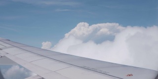 机翼飞机飞云和天空