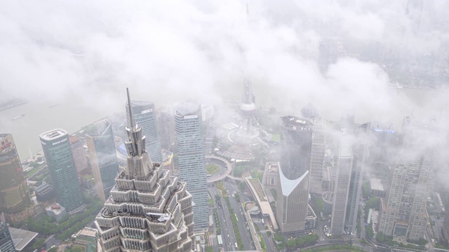 时间流逝的上海外滩，俯视图在雨天外滩天际线，船只航行在黄浦江和繁忙的交通道路上，4k版本。