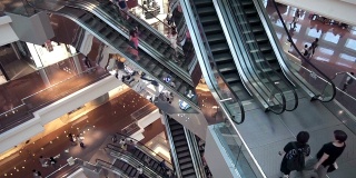 自动扶梯现代购物中心的时间推移直销店