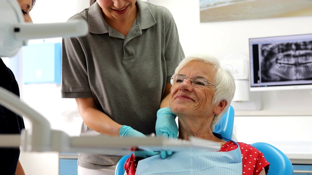 在牙科诊所接受口腔治疗的资深女性