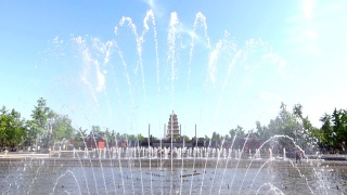 西安大雁塔北广场音乐喷泉Fountain against Big Wild Goose Pagoda视频素材模板下载
