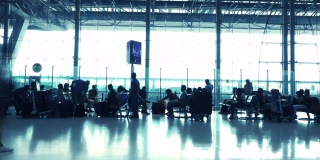 机场乘客的剪影。
