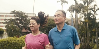 两个活跃的老年人在公园里跑步