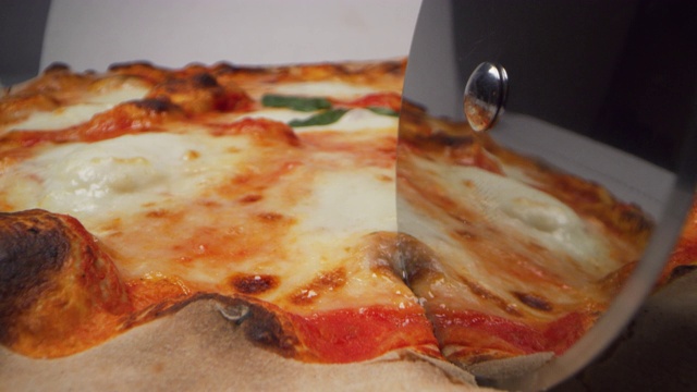 极度宏观的披萨被切。意大利健康天然食品和自制披萨面团的概念。