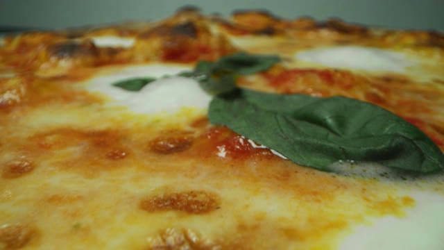 极度宏观的披萨被切。意大利健康天然食品和自制披萨面团的概念。