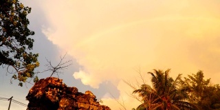 甲米光滩天空中的彩虹