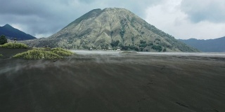 布罗莫火山日出时的风景