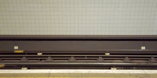 地铁列车驶离站台。