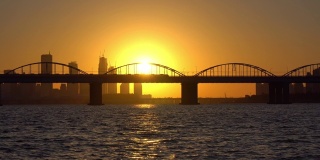 鸟瞰图视频4k。韩国仁川大桥日落