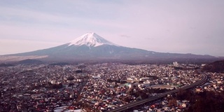 鸟瞰图视频4k。日本富士山的最佳观景地点是樱花塔寺。日本