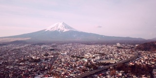 鸟瞰图视频4k。日本富士山的最佳观景地点是樱花塔寺。日本