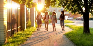 在这个阳光明媚的日子里，四个门徒放学回家。学校是知识的源泉