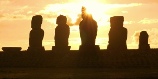 太阳耀斑:金色的夕阳照亮了复活节岛上的一排摩埃石像。