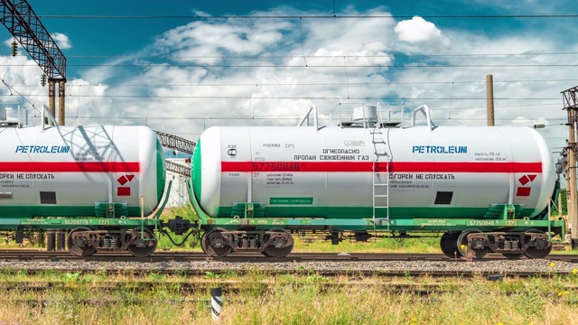用铁路运输的一组火车油罐和燃料。2019年6月，哈萨克斯坦努尔苏丹阿拉木图。间隔拍摄4 k