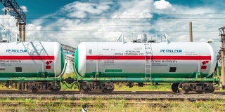 用铁路运输的一组火车油罐和燃料。2019年6月，哈萨克斯坦努尔苏丹阿拉木图。间隔拍摄4 k