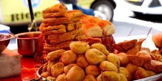 印度孟买街头展示着各式各样的街头小吃