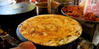 印度孟买，熟练的街头小吃小贩正在做印度薄饼