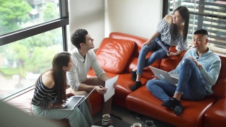 一组大学生在一起学习视频素材模板下载
