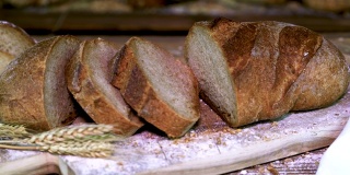 切片全麦面包在一个乡村面包房的背景。