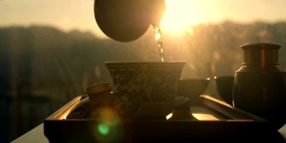泡瓷茶，把水倒进茶杯