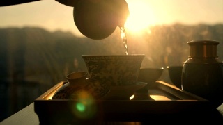 泡瓷茶，把水倒进茶杯视频素材模板下载