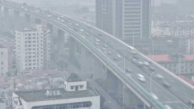 4K:随着时间推移，浓雾天气下的高架道路交通