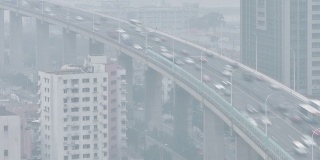 4K:随着时间推移，浓雾天气下的高架道路交通