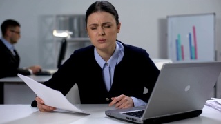 女性办公室经理在工作场所感到腰痛，久坐不动的生活方式视频素材模板下载