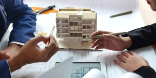 架构师团队在办公室中设计蓝图和模型