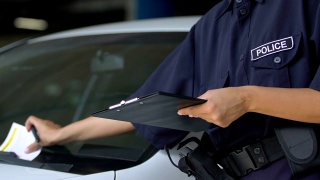 女停车管理员签罚单，贴在挡风玻璃上，规矩视频素材模板下载