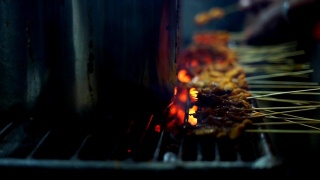 街头小吃摊贩在夜市准备烧烤沙茶巴东视频素材模板下载
