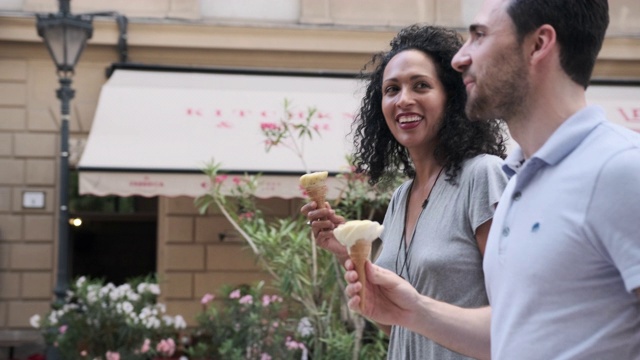 匈牙利布达佩斯，一对成年异性恋夫妇在大街上吃冰淇淋