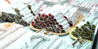 土耳其传统糖果，rahat lukum在集市的柜台。