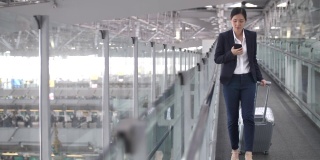 亚洲商务人士在机场使用智能手机