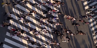 行人穿过涩谷十字路口，东京，日本