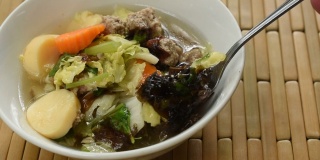 水煮蛋豆腐与碎猪肉和卷心菜浇头紫菜汤用勺子舀