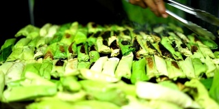印尼传统蛋糕市场的食物小贩烤糯米