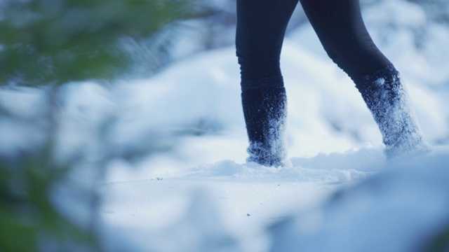 在雪地里行走的双腿