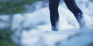 在雪地里行走的双腿
